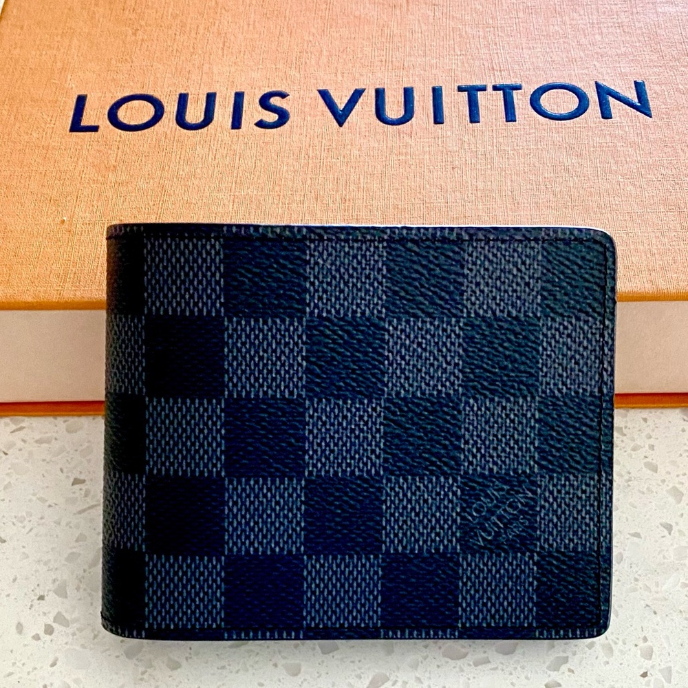 ** BRAND NEW/NEVER USED **
Louis Vuitton Damier Graphite Wallet

